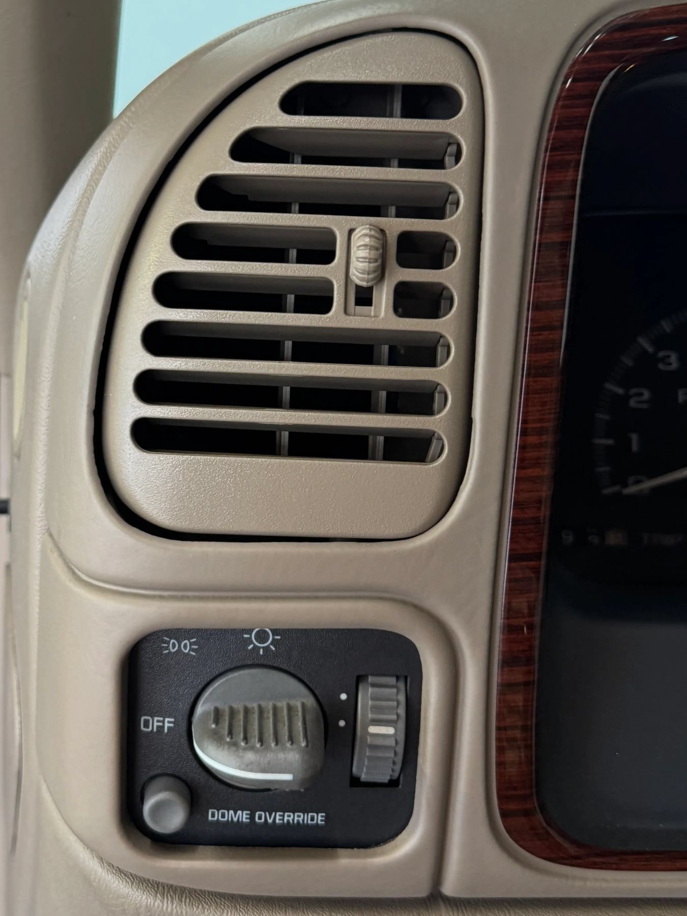 Used 2000 Cadillac Escalade 4WD image 16