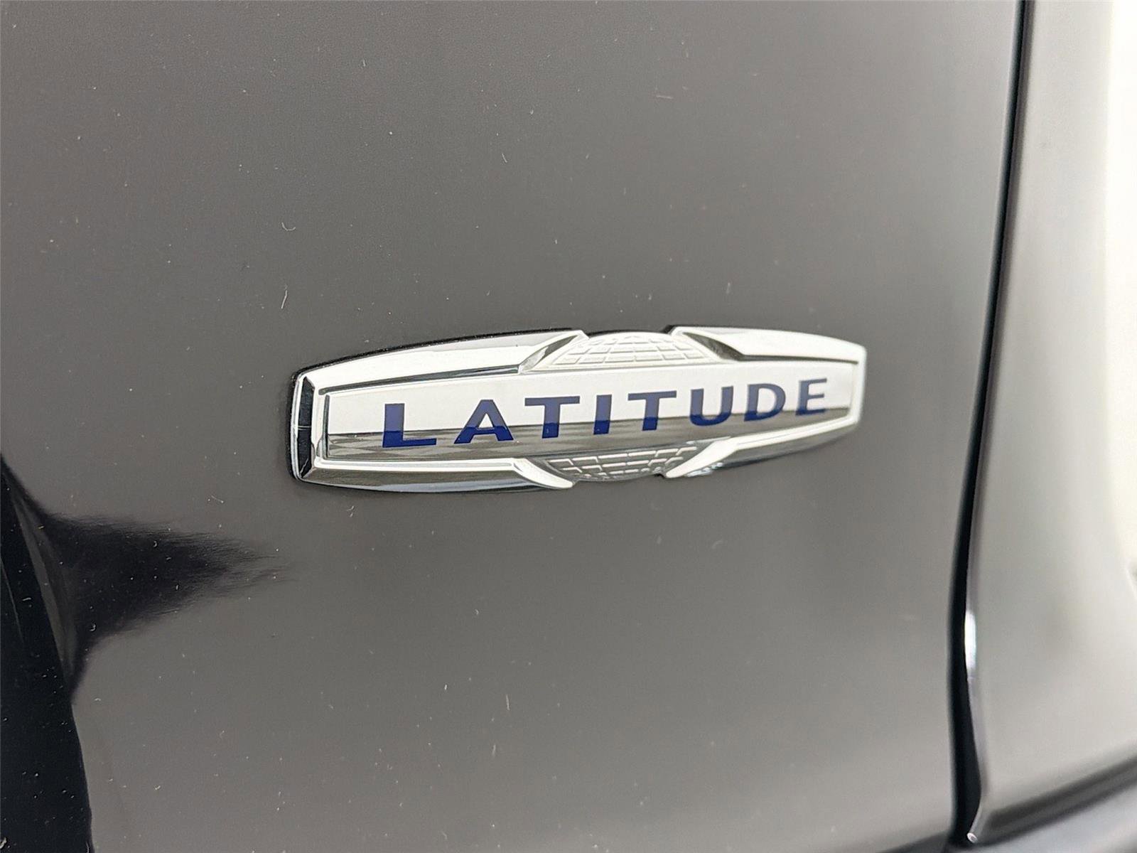 Used 2019 Jeep Cherokee Latitude Plus w/ Comfort/Convenience Group AWD/4WD image 40