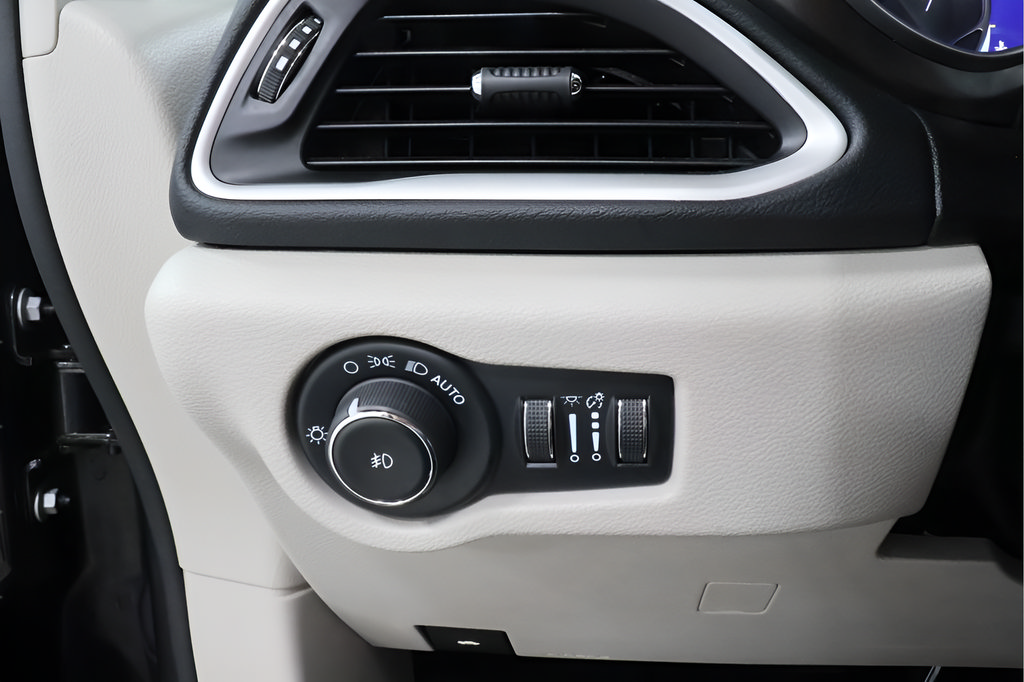 Used 2023 Chrysler Pacifica Touring-L FWD image 14