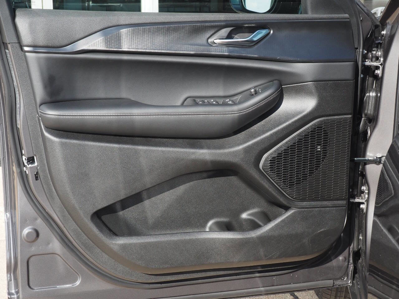 New 2025 Jeep Grand Cherokee Altitude image 10