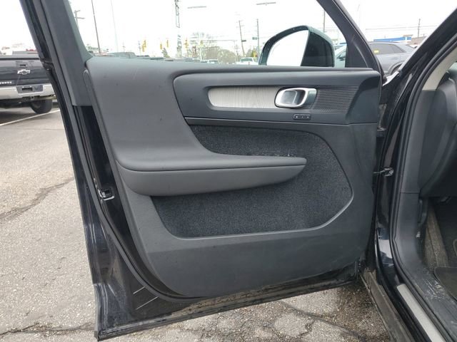 Used 2025 Volvo XC40 B5 Core image 23