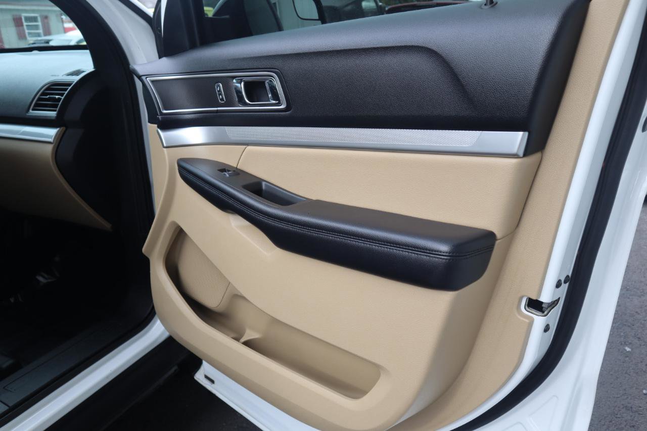 Used 2017 Ford Explorer XLT image 37