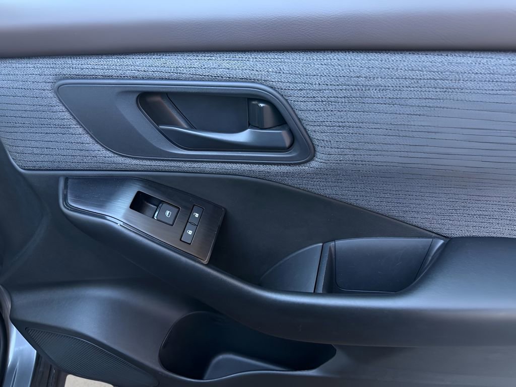 Used 2023 Nissan Rogue S image 31