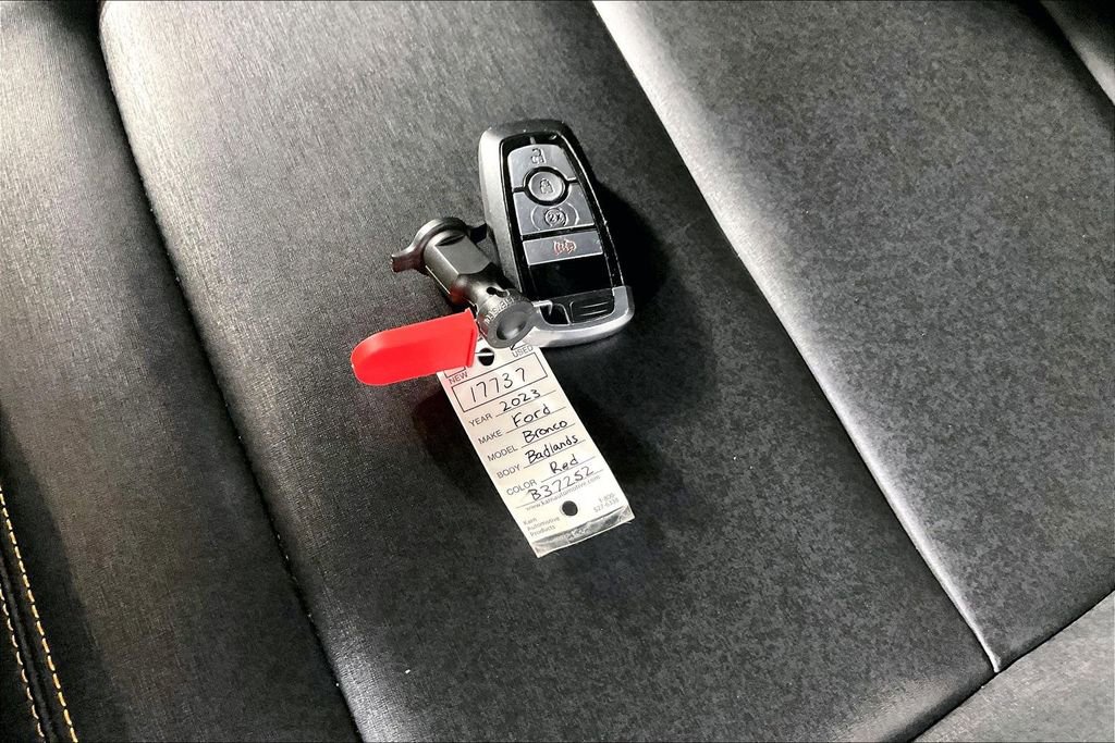 Used 2023 Ford Bronco Badlands image 10