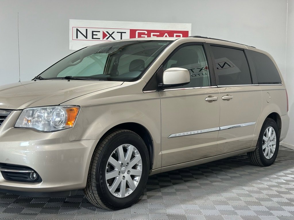 Used 2014 Chrysler Town & Country Touring image 6