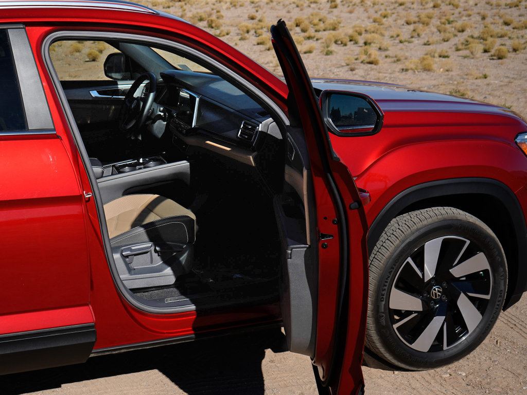 Used 2025 Volkswagen Atlas Cross Sport SE w/ Panoramic Sunroof Package image 8