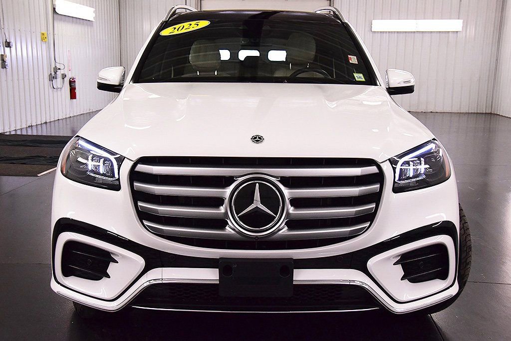 Used 2025 Mercedes-Benz GLS 580 4MATIC image 2