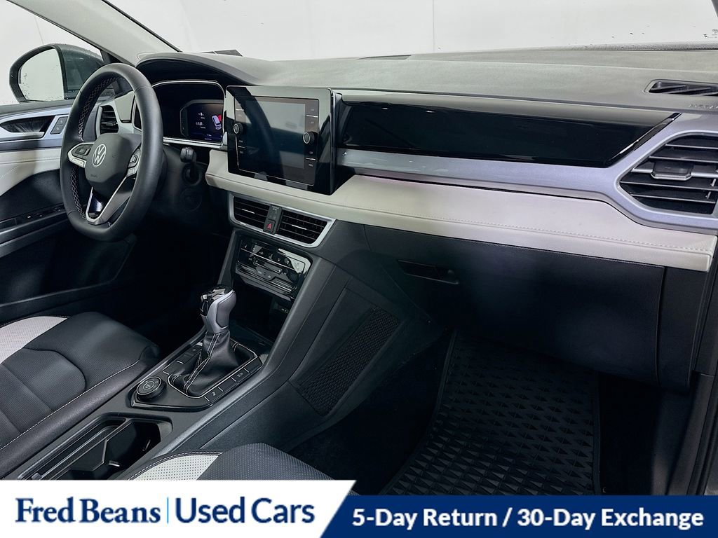 Certified 2025 Volkswagen Taos SEL w/ Black Wheel Plus Package image 31