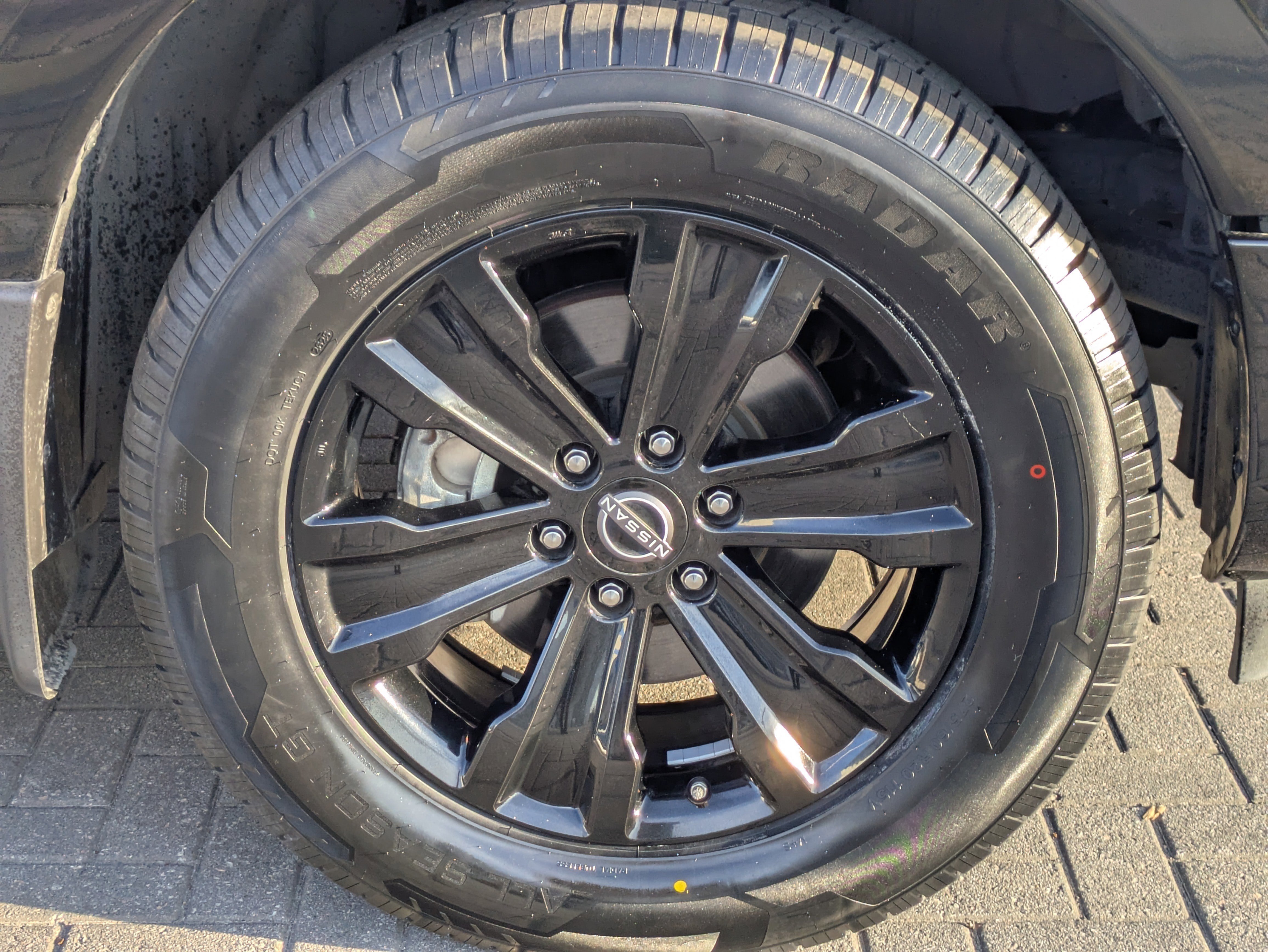 Used 2024 Nissan Titan SV w/ SV Convenience Package image 12