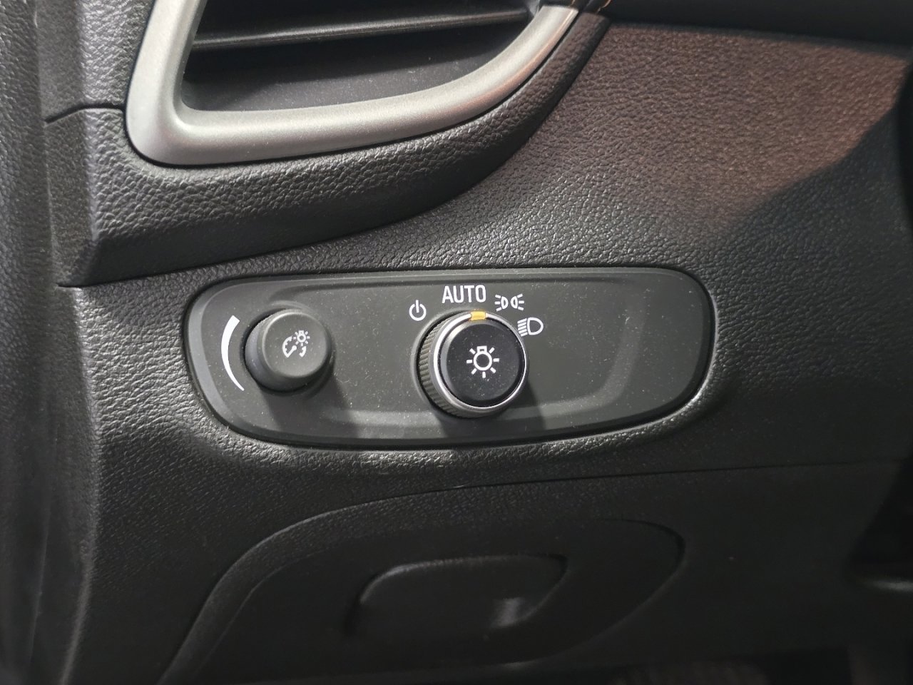 Used 2019 Chevrolet Trax LT w/ Driver Confidence Package image 22