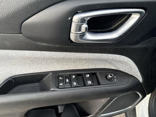 Used 2023 Jeep Compass Latitude image 14