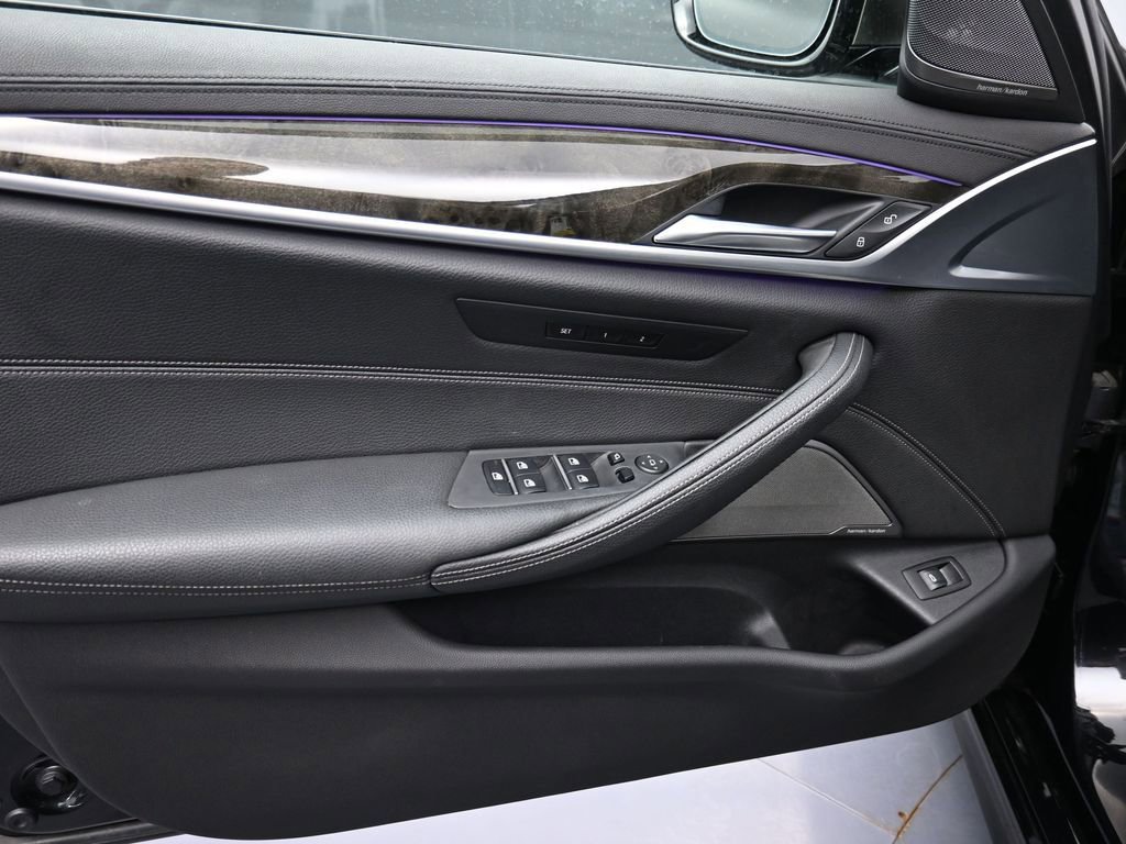 Used 2020 BMW M550i xDrive image 9