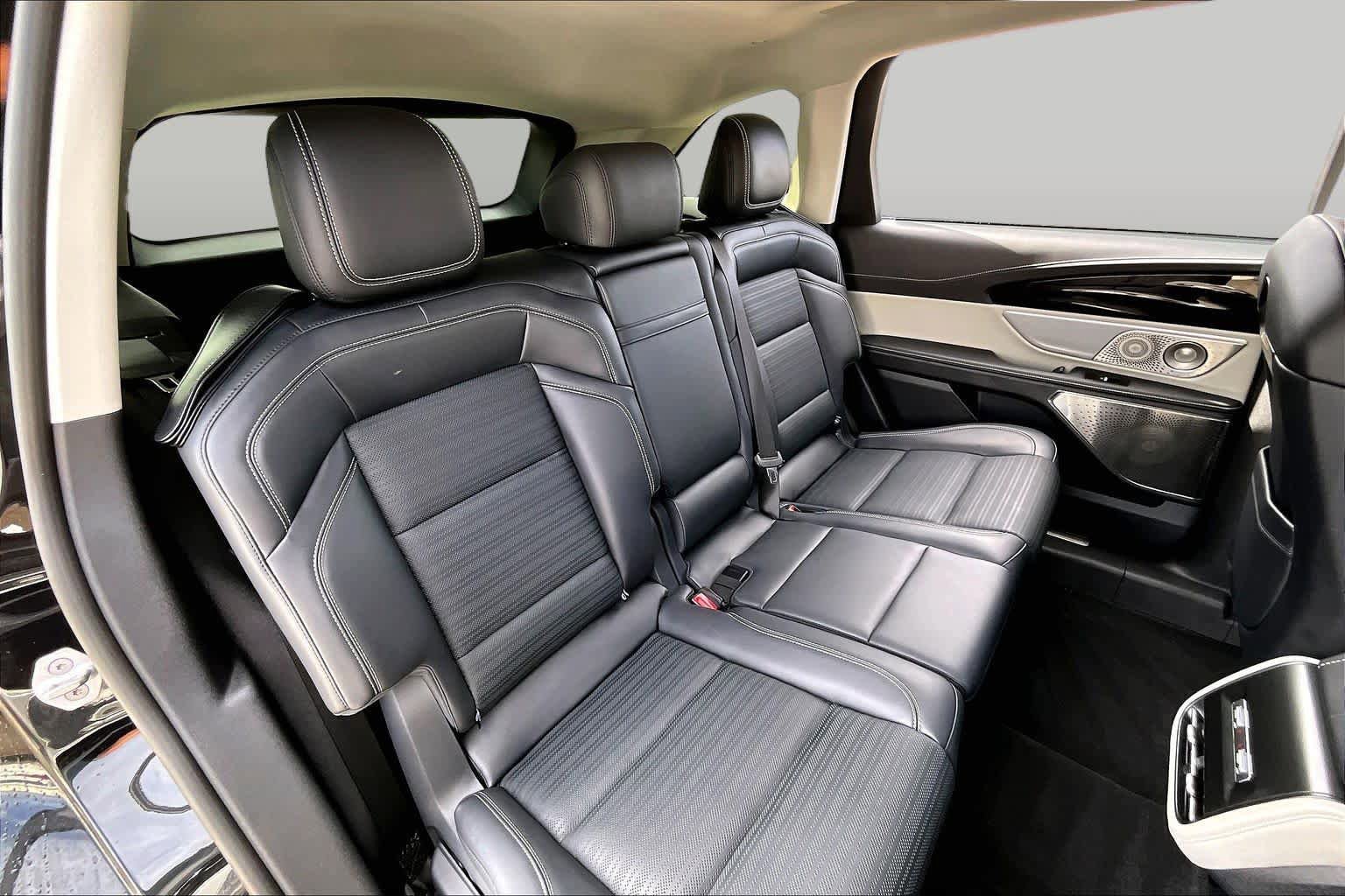 Used 2024 Lincoln Nautilus Reserve w/ Equipment Group 203A AWD/4WD image 17