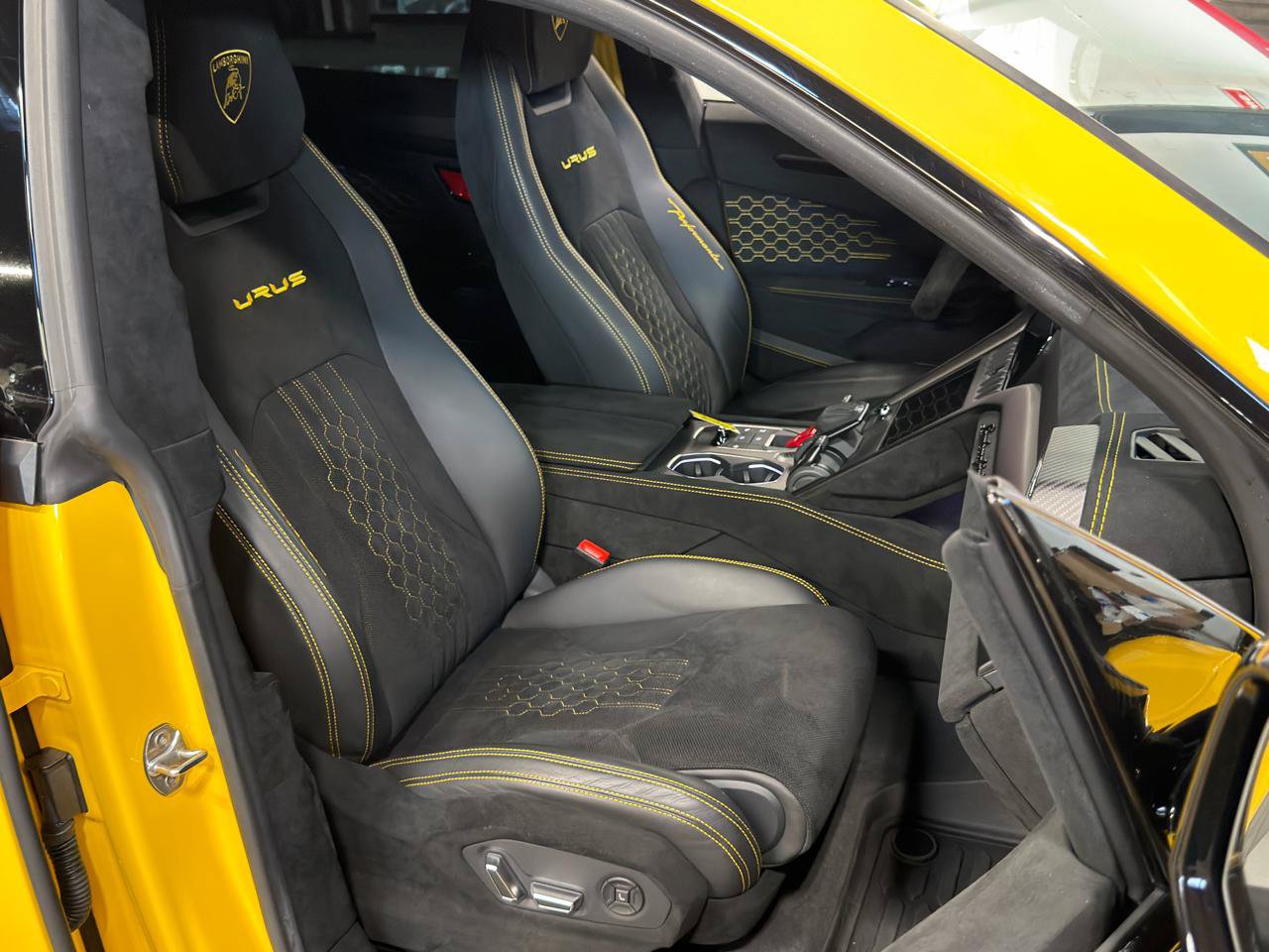 Used 2023 Lamborghini Urus Performante AWD/4WD image 31