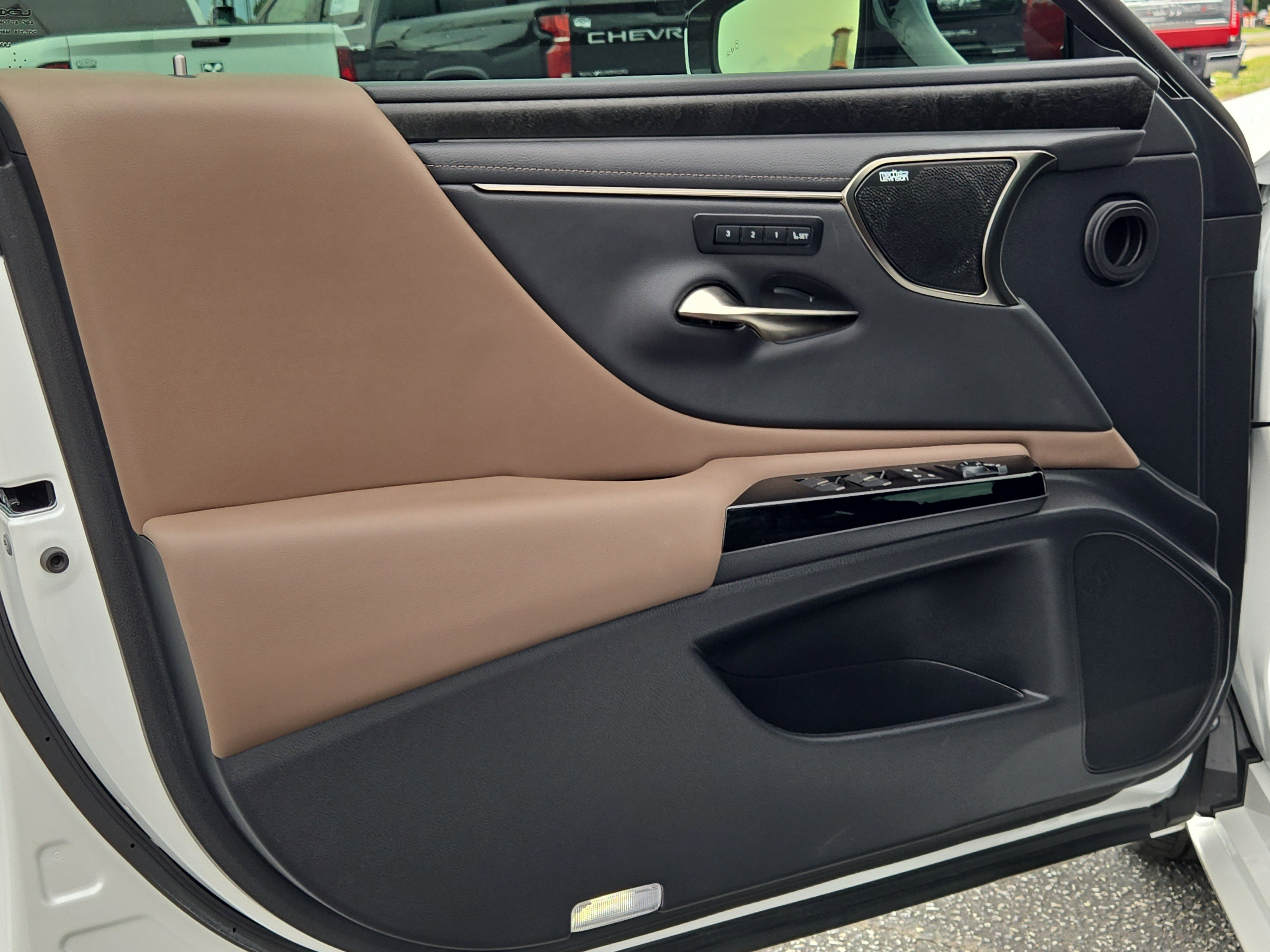 Used 2024 Lexus ES 350 Ultra Luxury w/ Accessory Package (Z2) FWD image 20