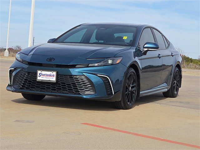 Used 2025 Toyota Camry SE image 3