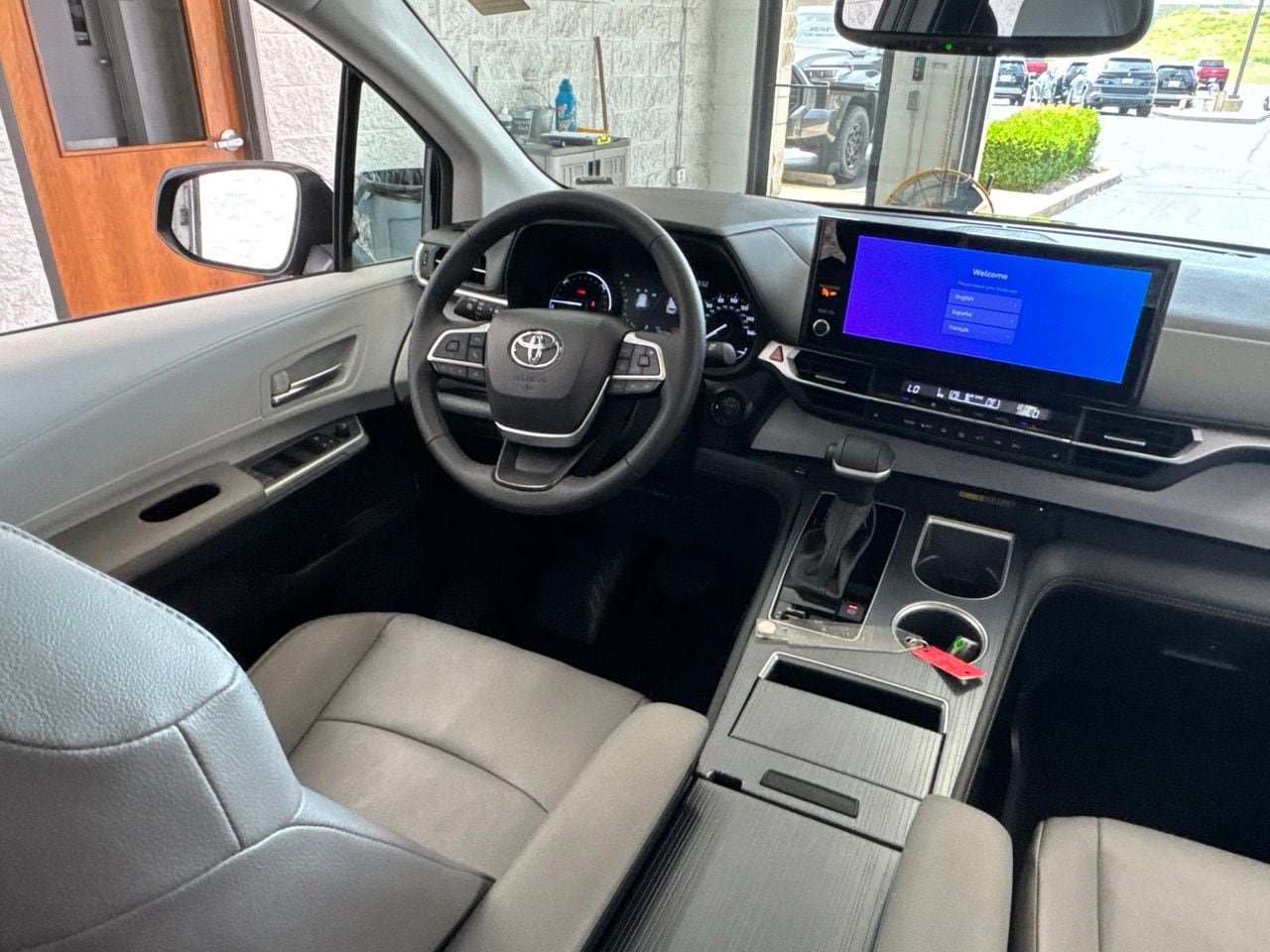 Used 2026 Toyota Sienna XLE FWD image 43