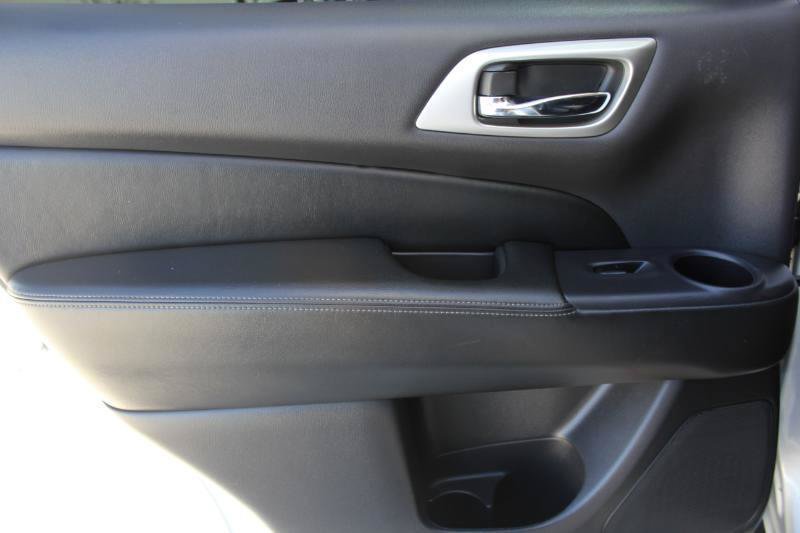 Used 2018 Nissan Pathfinder Platinum w/ Cargo Package FWD image 16