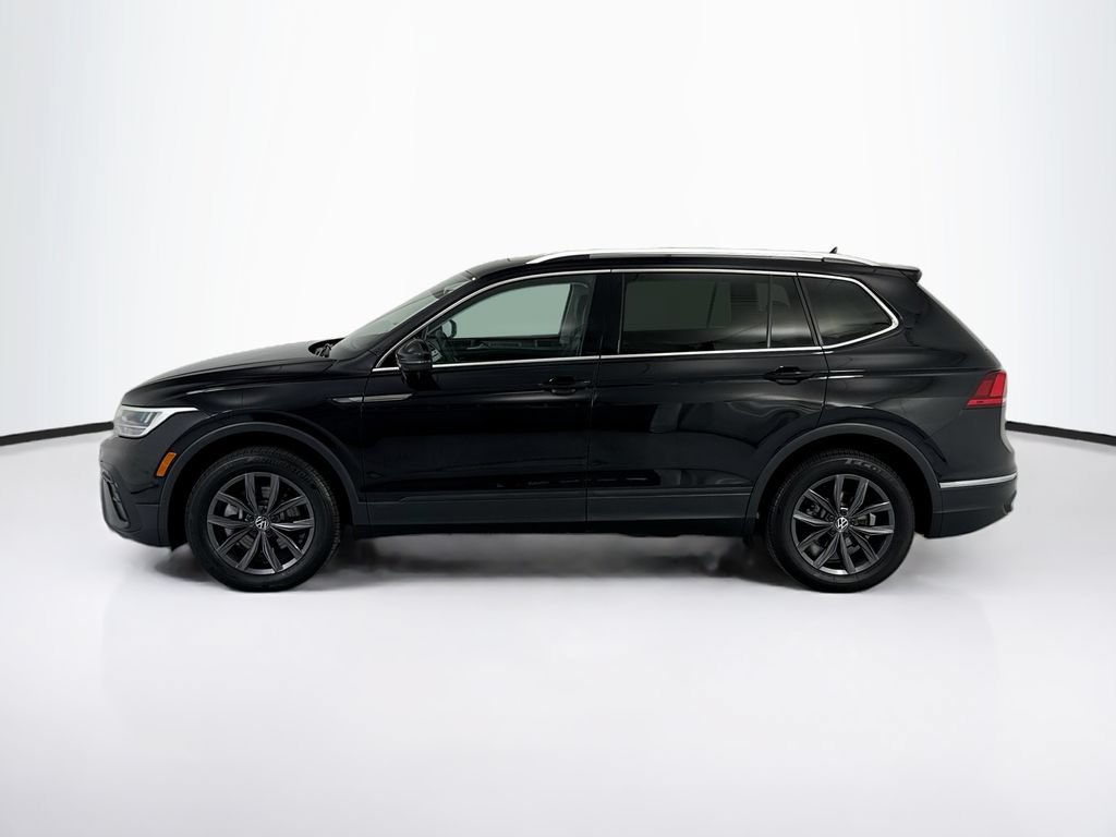Used 2023 Volkswagen Tiguan SE w/ Panoramic Sunroof Package FWD image 8