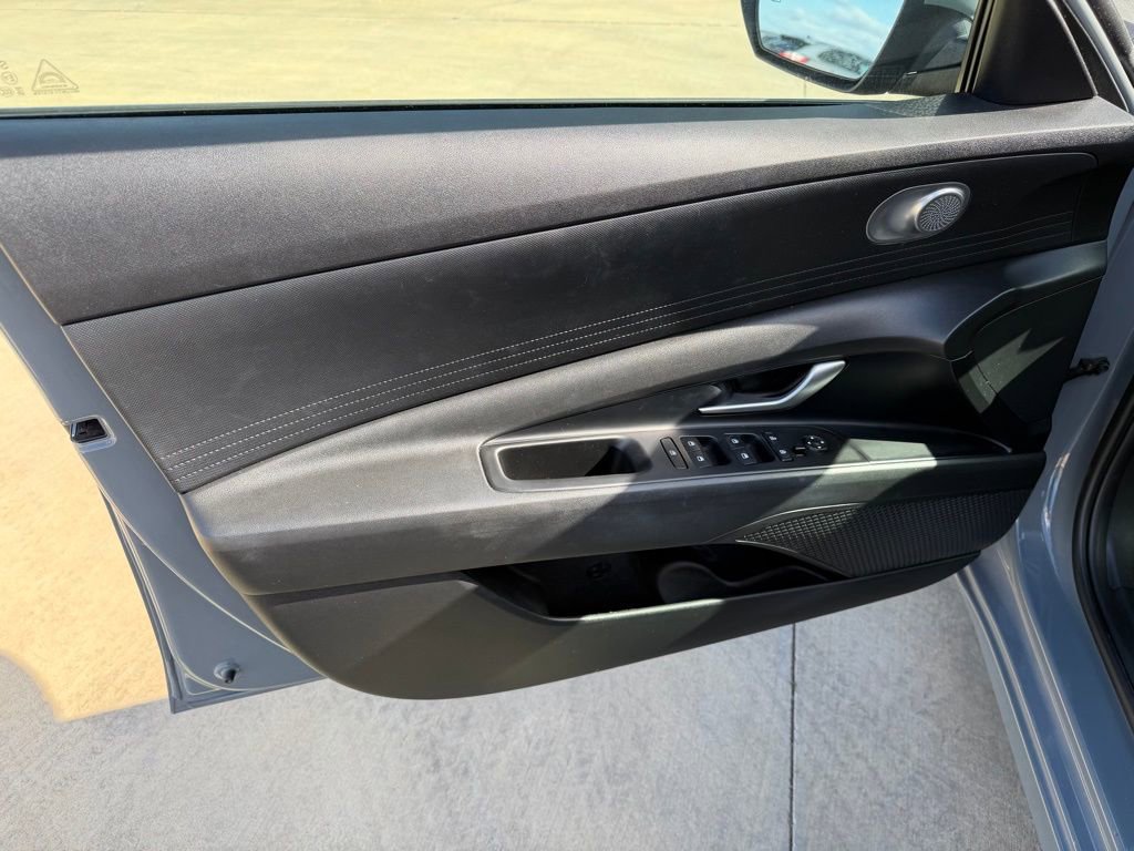 Used 2022 Hyundai Elantra SEL w/ Preferred Accessory Package image 12