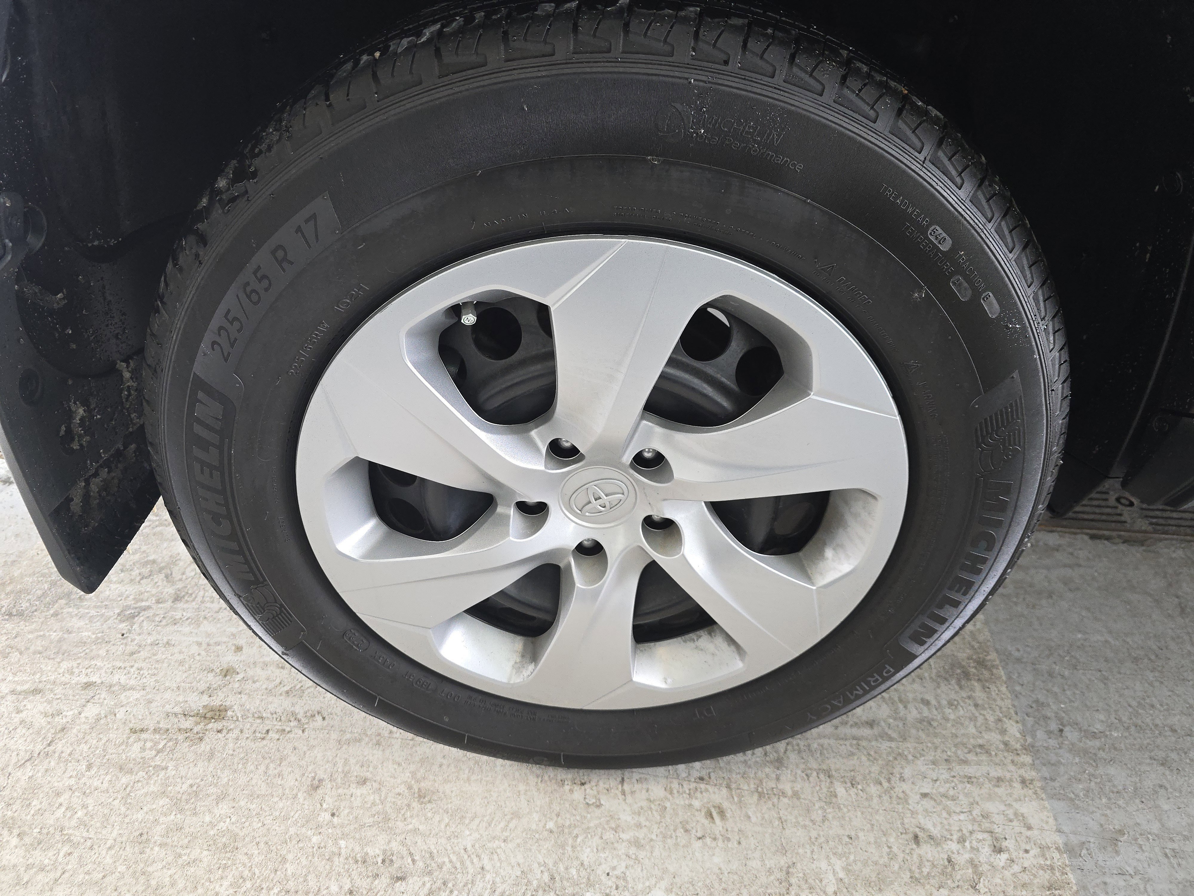 Used 2022 Toyota RAV4 LE image 11