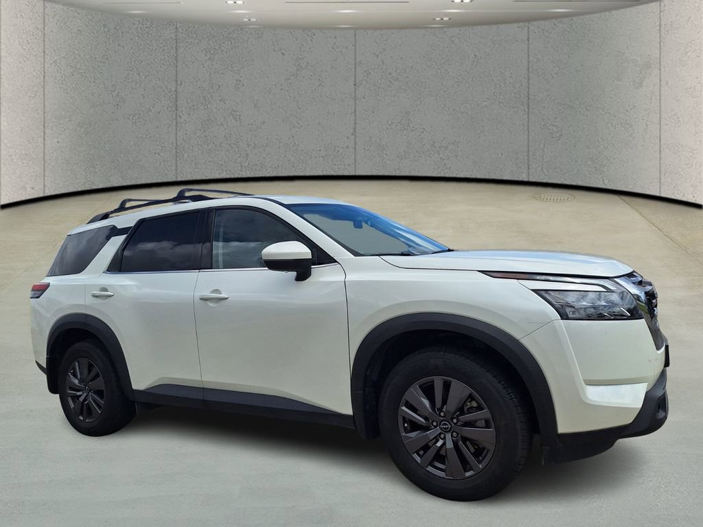 Used 2024 Nissan Pathfinder SV image 3