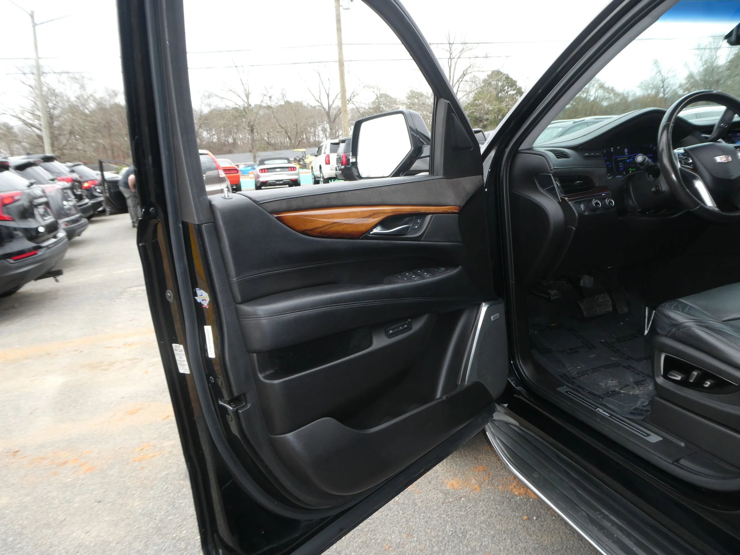 Used 2016 Cadillac Escalade Luxury image 13