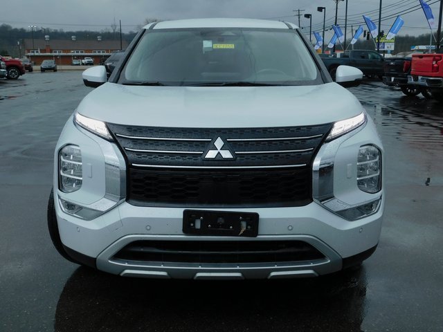 Used 2024 Mitsubishi Outlander SE image 3