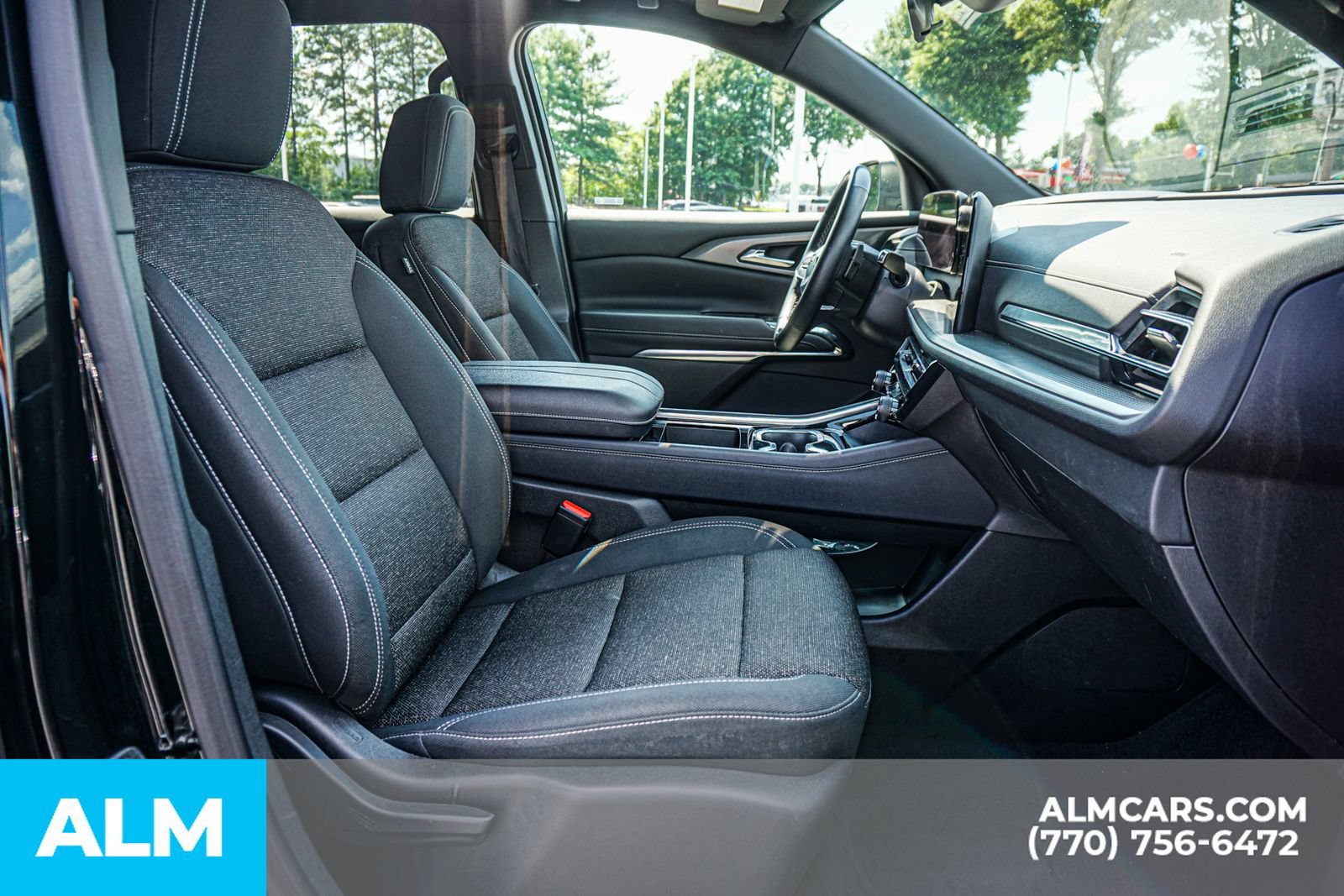 Used 2025 Chevrolet Traverse LT FWD image 23