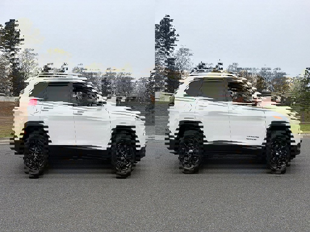 Used 2017 Jeep Cherokee Latitude image 2