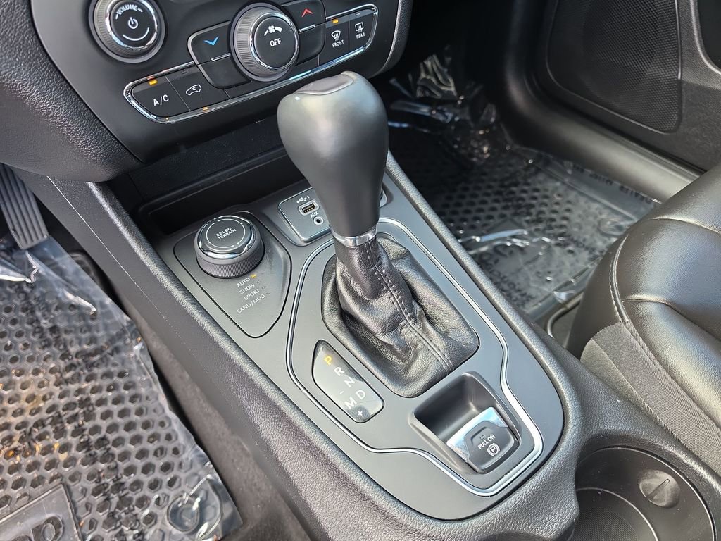 Used 2020 Jeep Cherokee Latitude Plus w/ Cold Weather Group image 17