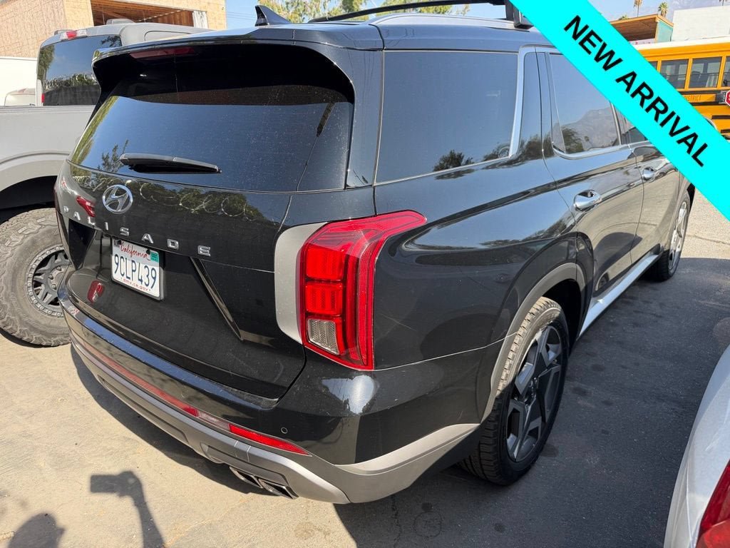 Used 2023 Hyundai Palisade SEL w/ Premium Package FWD image 3