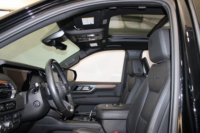 Used 2025 GMC Yukon Denali w/ Advanced Technology Package image 8