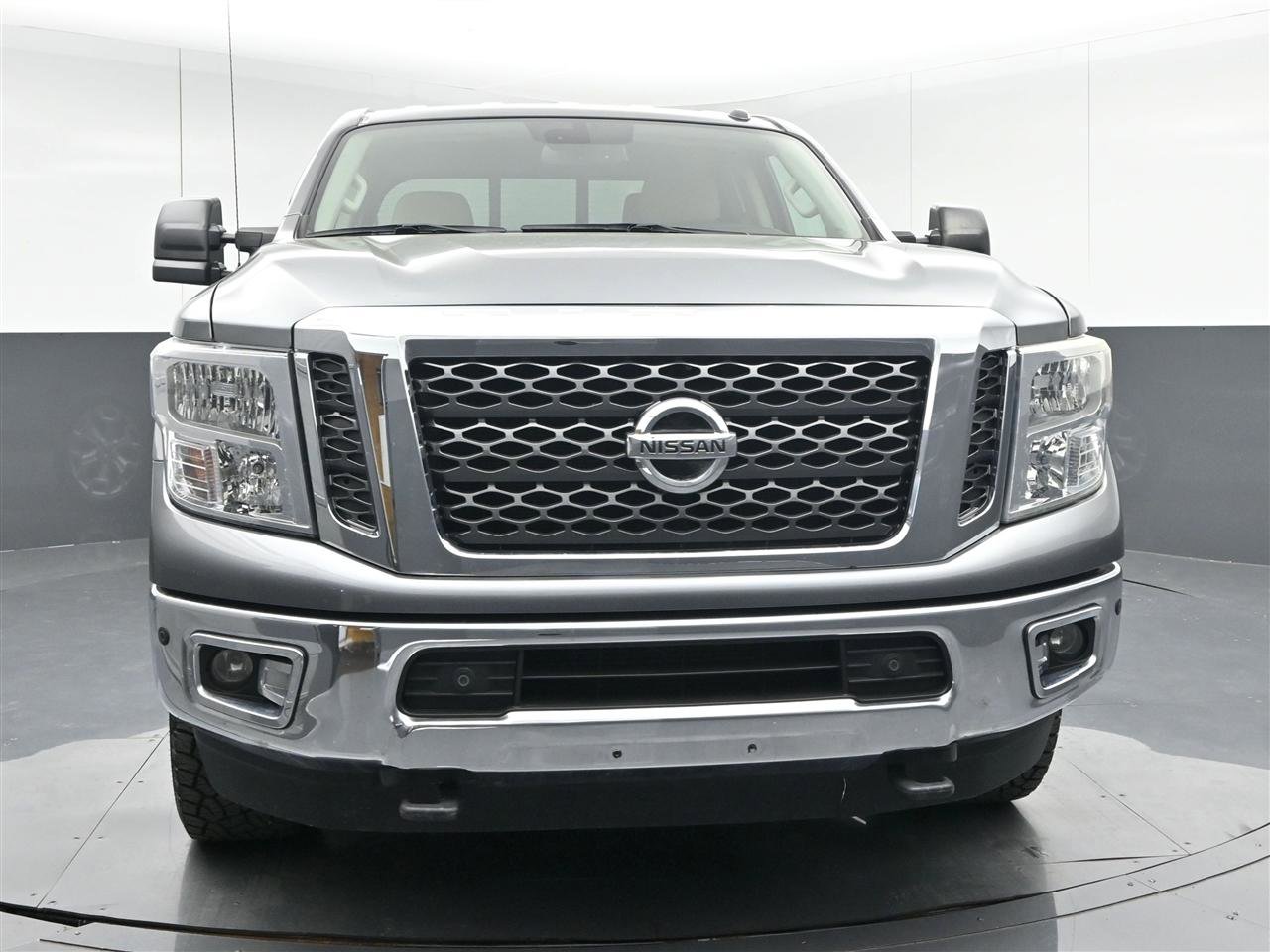 Used 2016 Nissan Titan SV RWD image 2