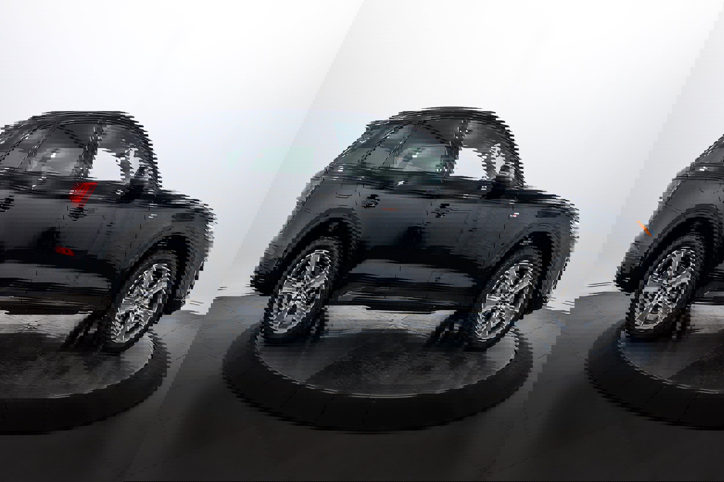 Certified 2025 Audi Q5 2.0T Premium w/ Convenience Plus Package image 3