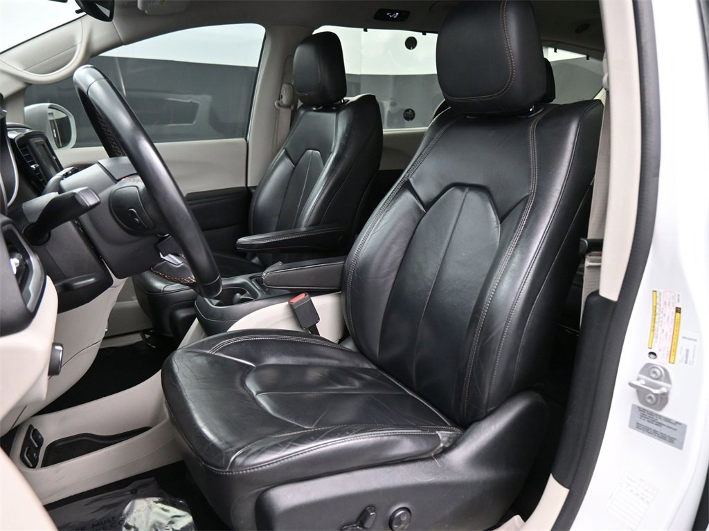 Used 2017 Chrysler Pacifica Touring-L image 12