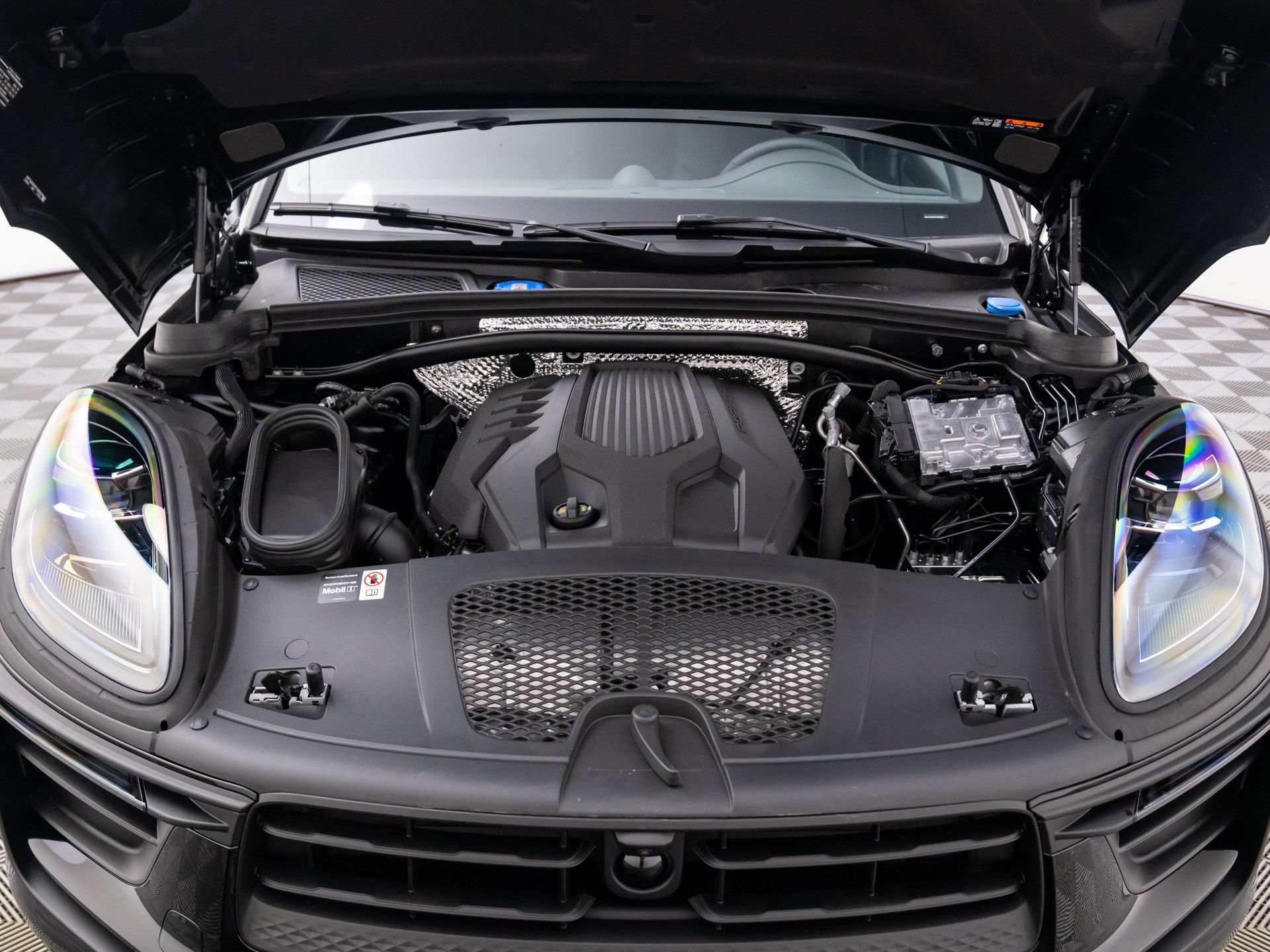 Certified 2026 Porsche Macan AWD/4WD image 30