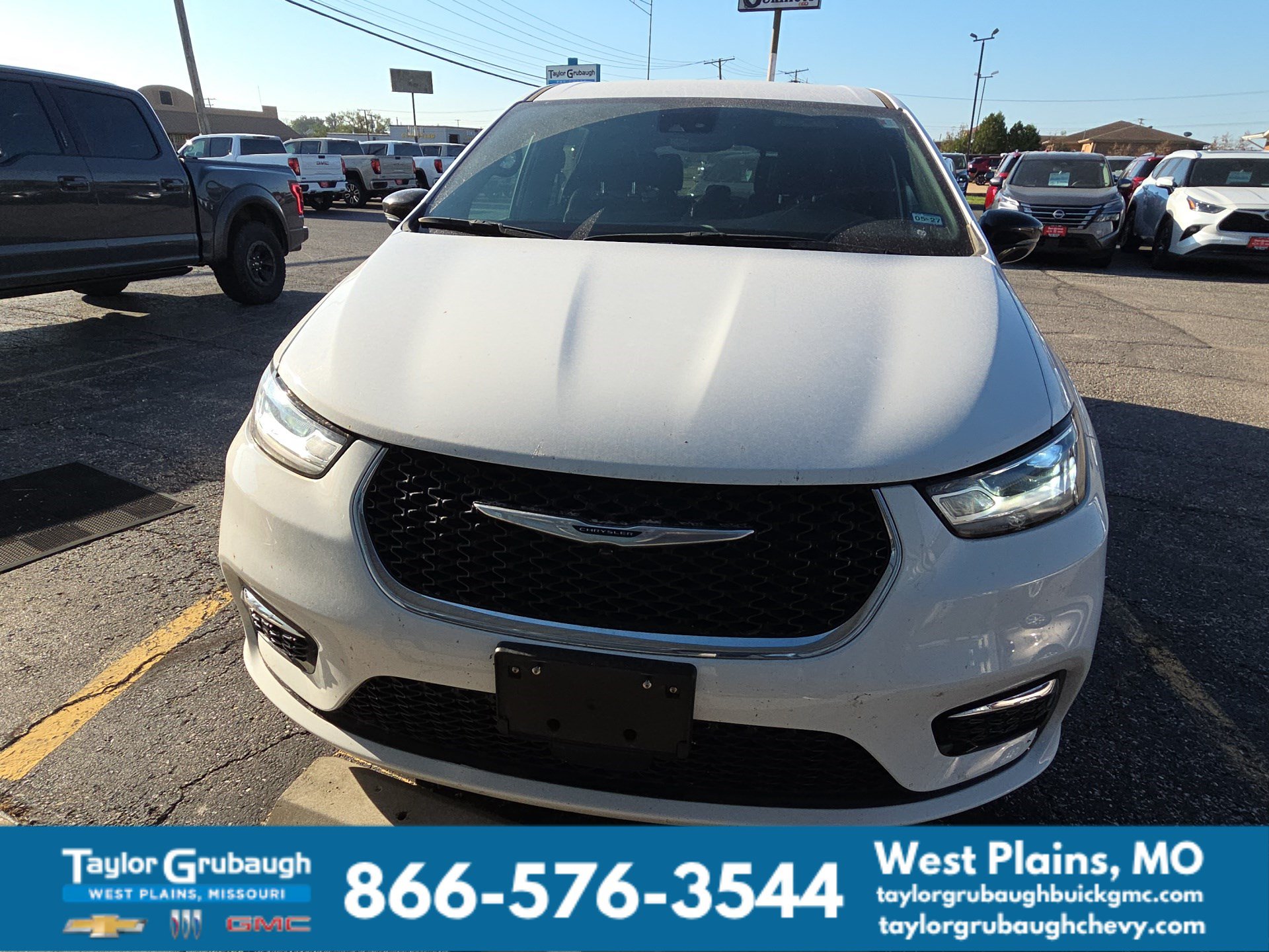Used 2025 Chrysler Pacifica Select FWD image 2