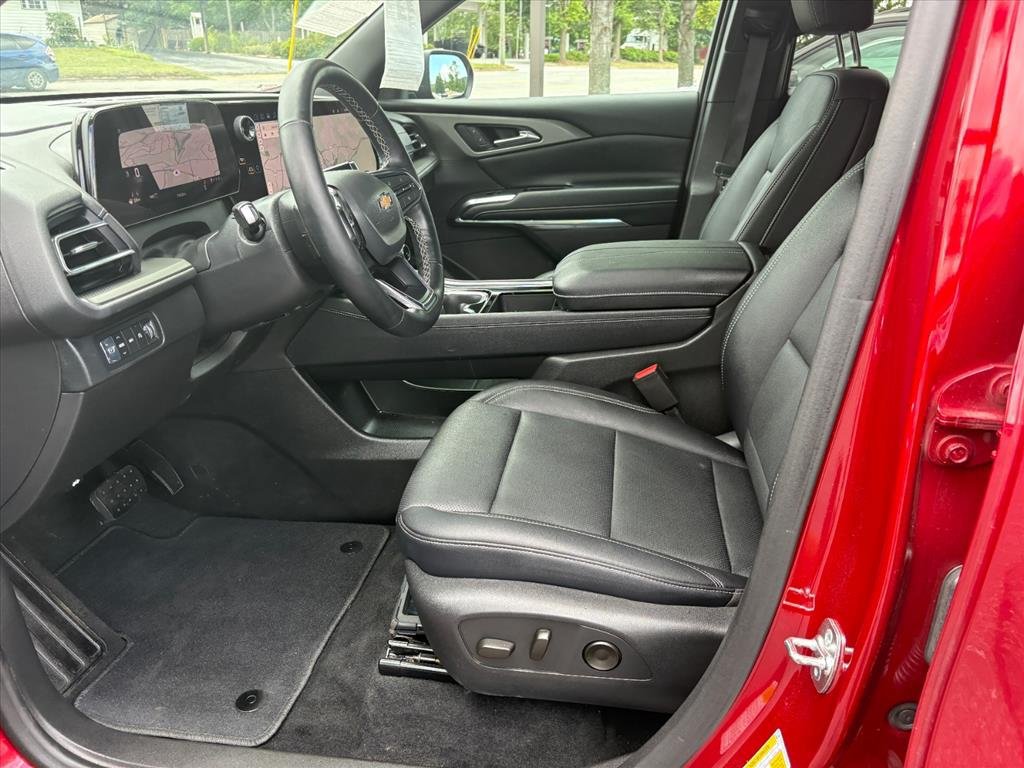 Used 2025 Chevrolet Traverse LT w/ Driver Confidence Package AWD/4WD image 16