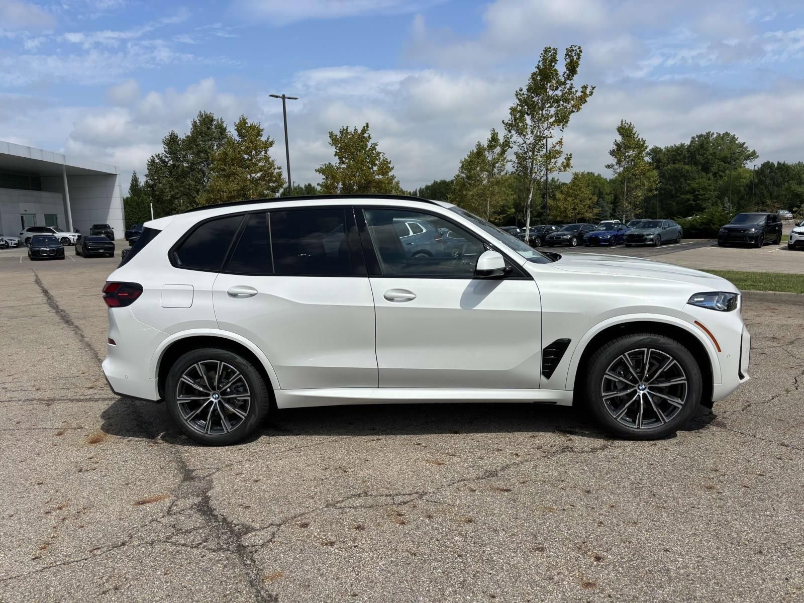Used 2026 BMW X5 xDrive40i w/ M Sport Package image 8