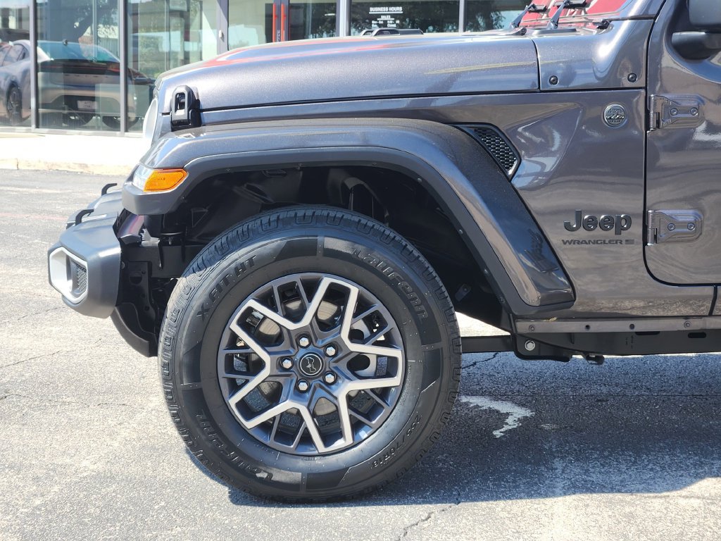 Used 2025 Jeep Wrangler Unlimited Sahara AWD/4WD image 9