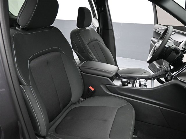 New 2025 Jeep Grand Cherokee L Laredo image 28