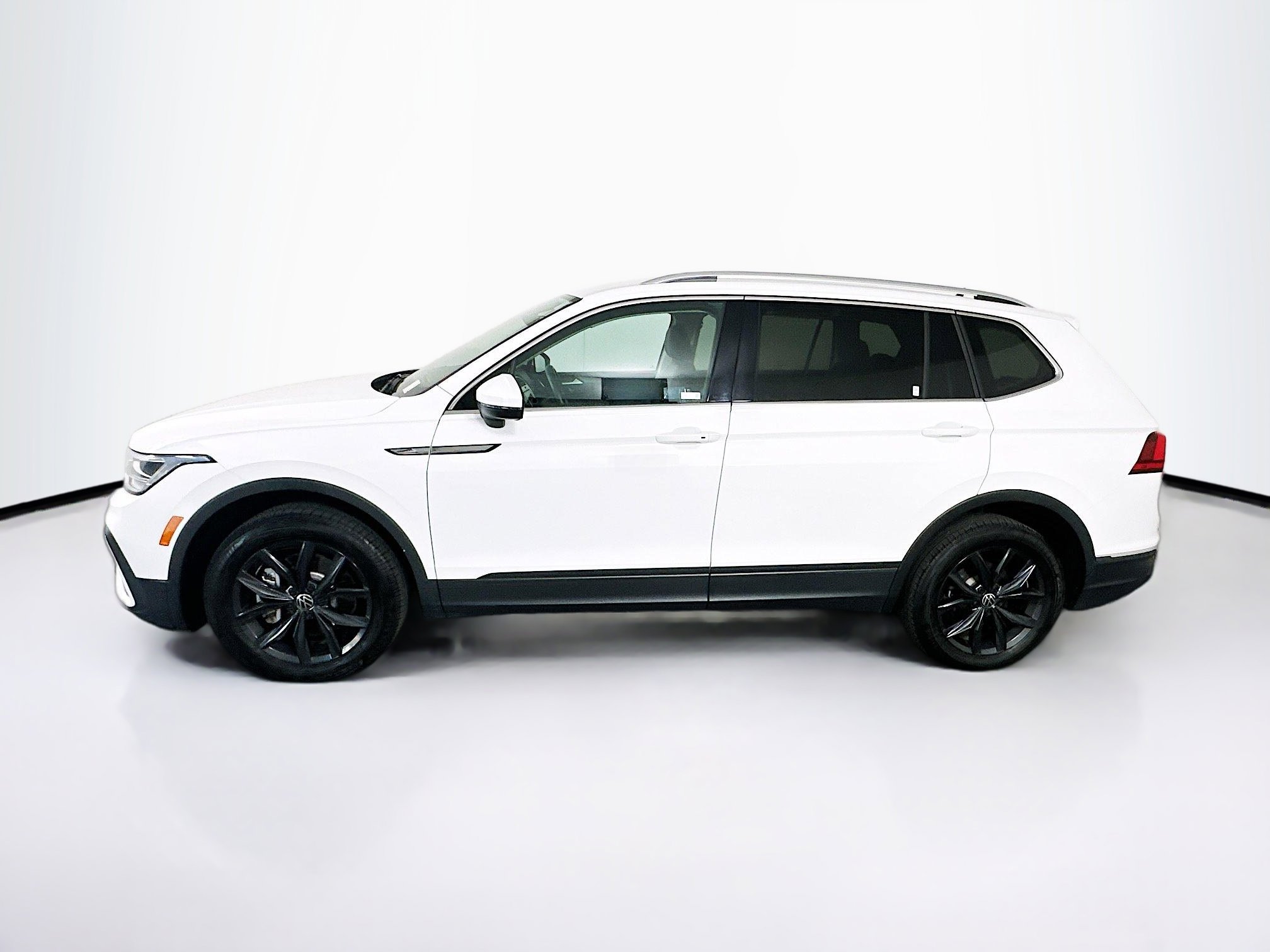 Used 2024 Volkswagen Tiguan SE image 4