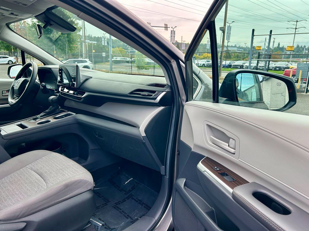 Certified 2024 Toyota Sienna LE AWD/4WD image 17