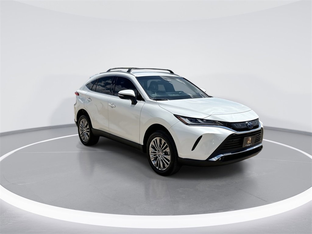 Used 2024 Toyota Venza XLE image 3