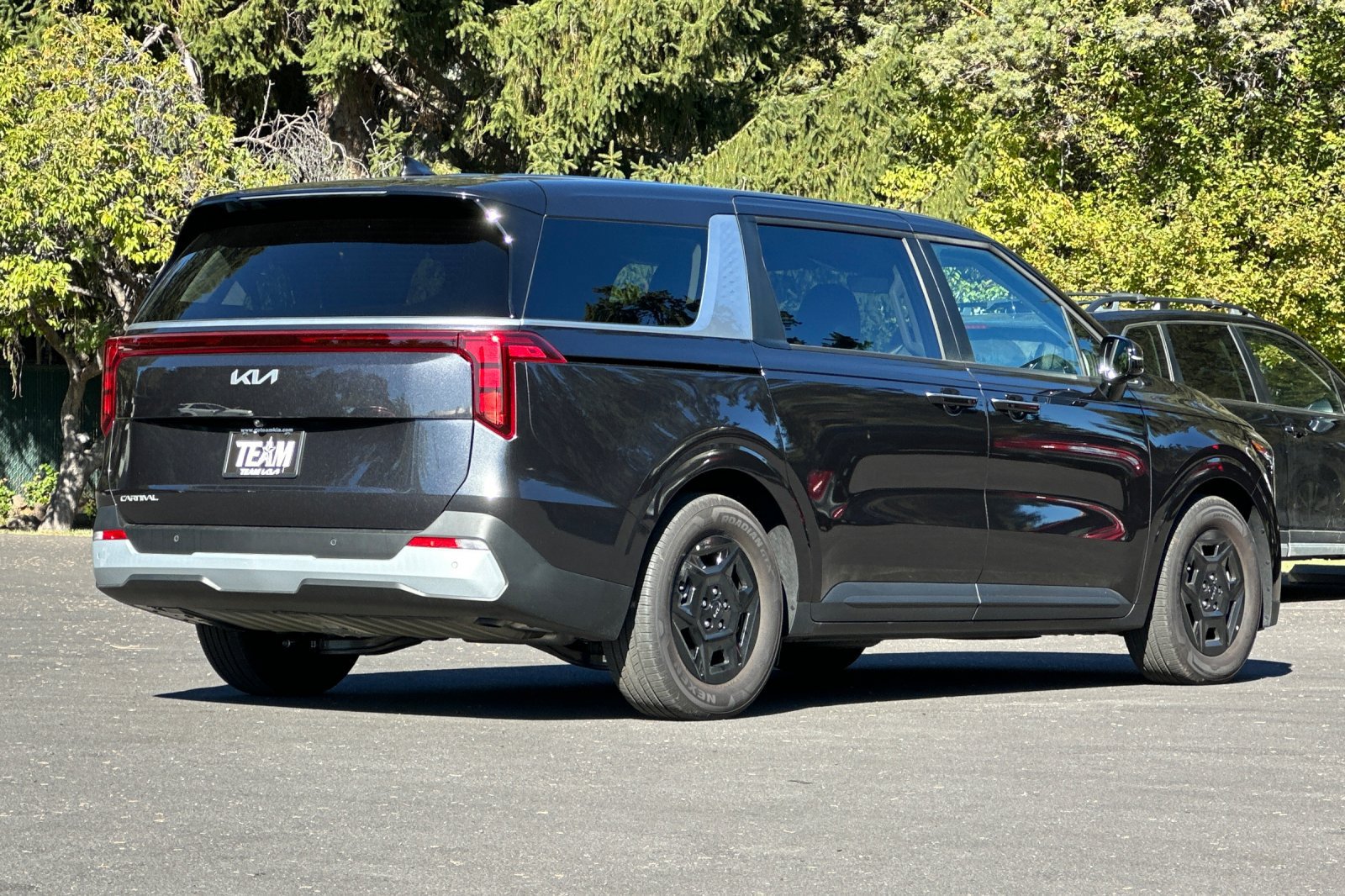 Used 2026 Kia Carnival FWD image 4