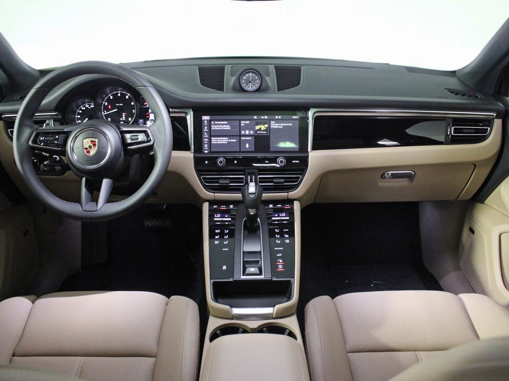 Certified 2025 Porsche Macan AWD/4WD image 18