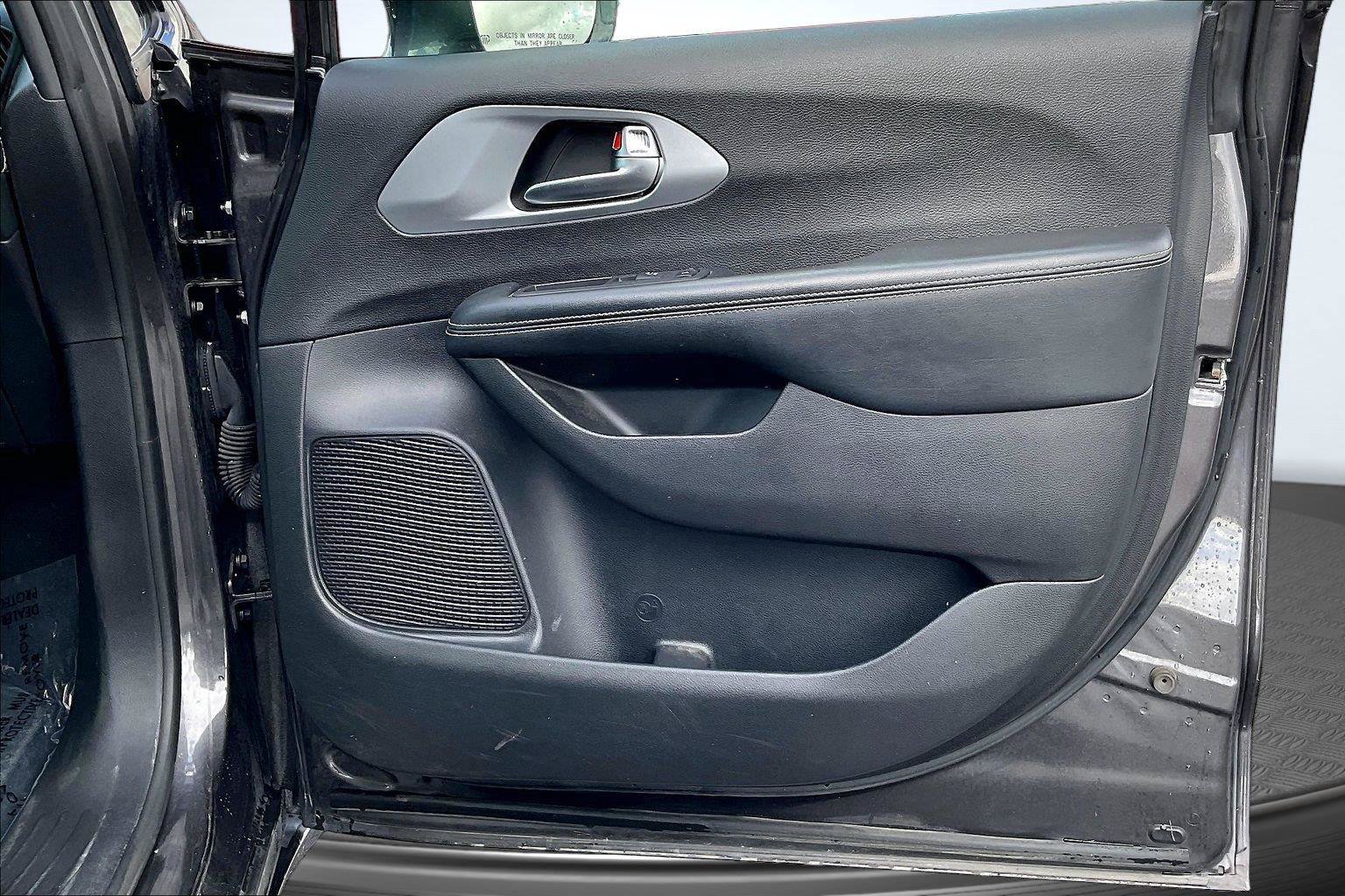 Used 2021 Chrysler Pacifica Touring-L w/ S Appearance Package FWD image 22