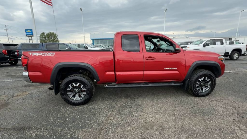 Used 2018 Toyota Tacoma TRD Off-Road AWD/4WD image 9