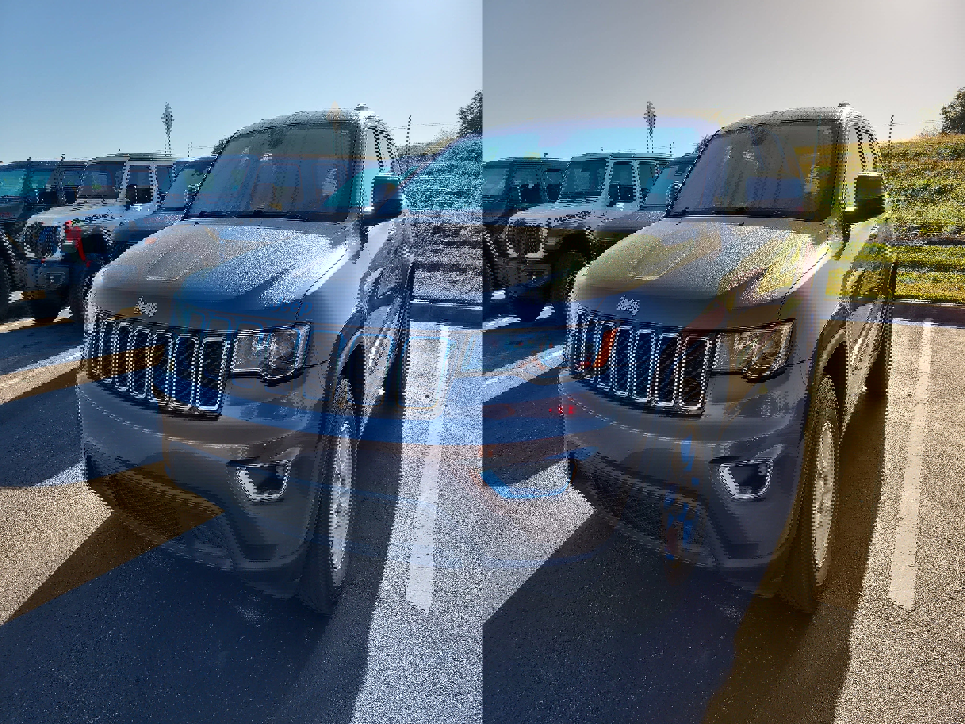 Used 2017 Jeep Grand Cherokee Laredo w/ Quick Order Package 2BE image 3